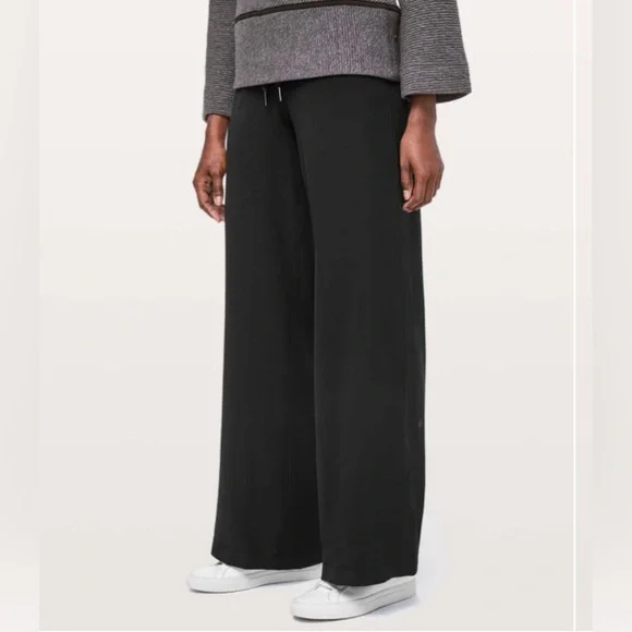 Lululemon On The Fly Pant Wide Leg Woven in Black Size 8 
Inseam 31.5" - Picture 5 of 10